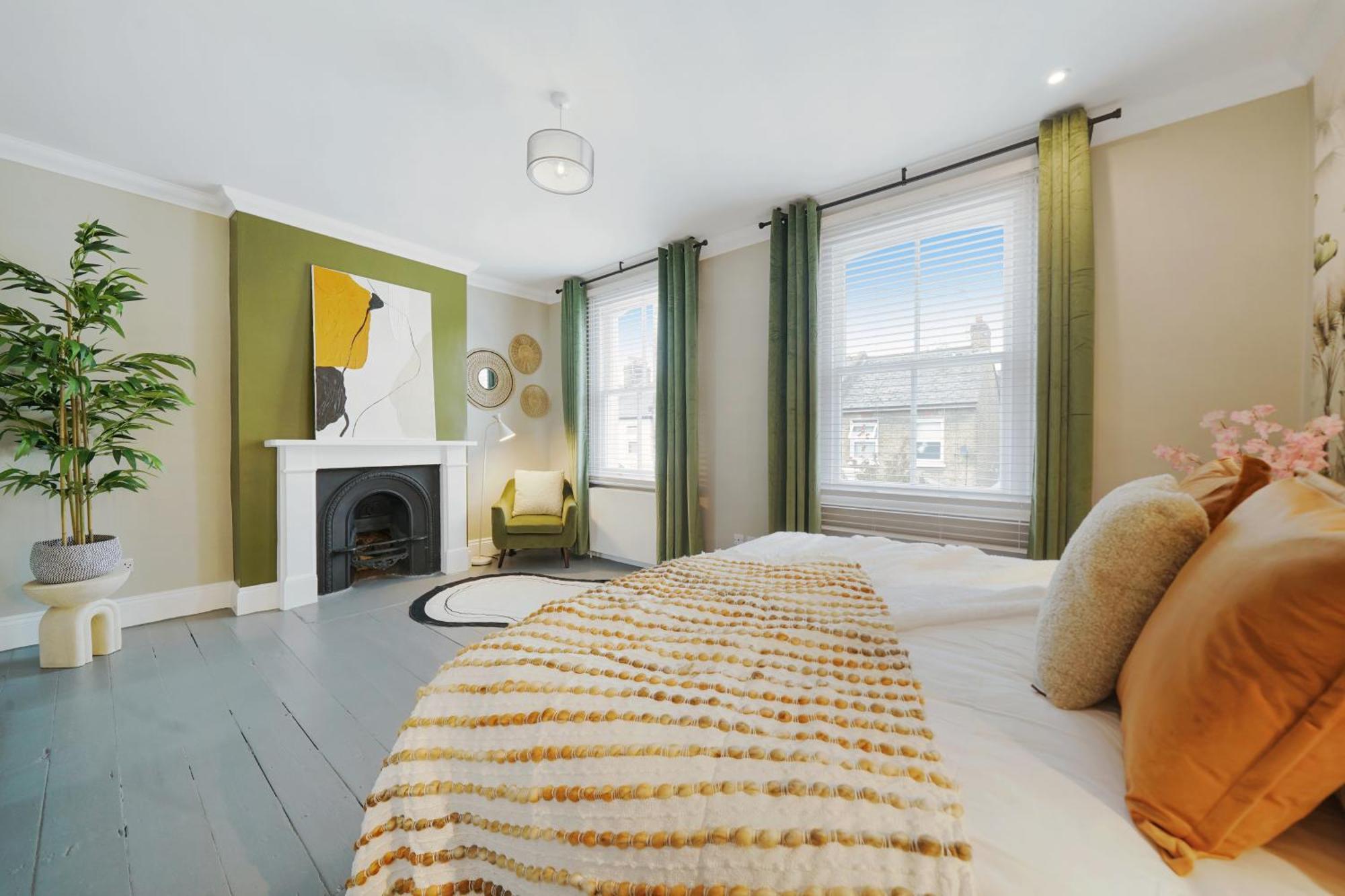 Acton - Hot Tub, Cinema & Gaming * London
