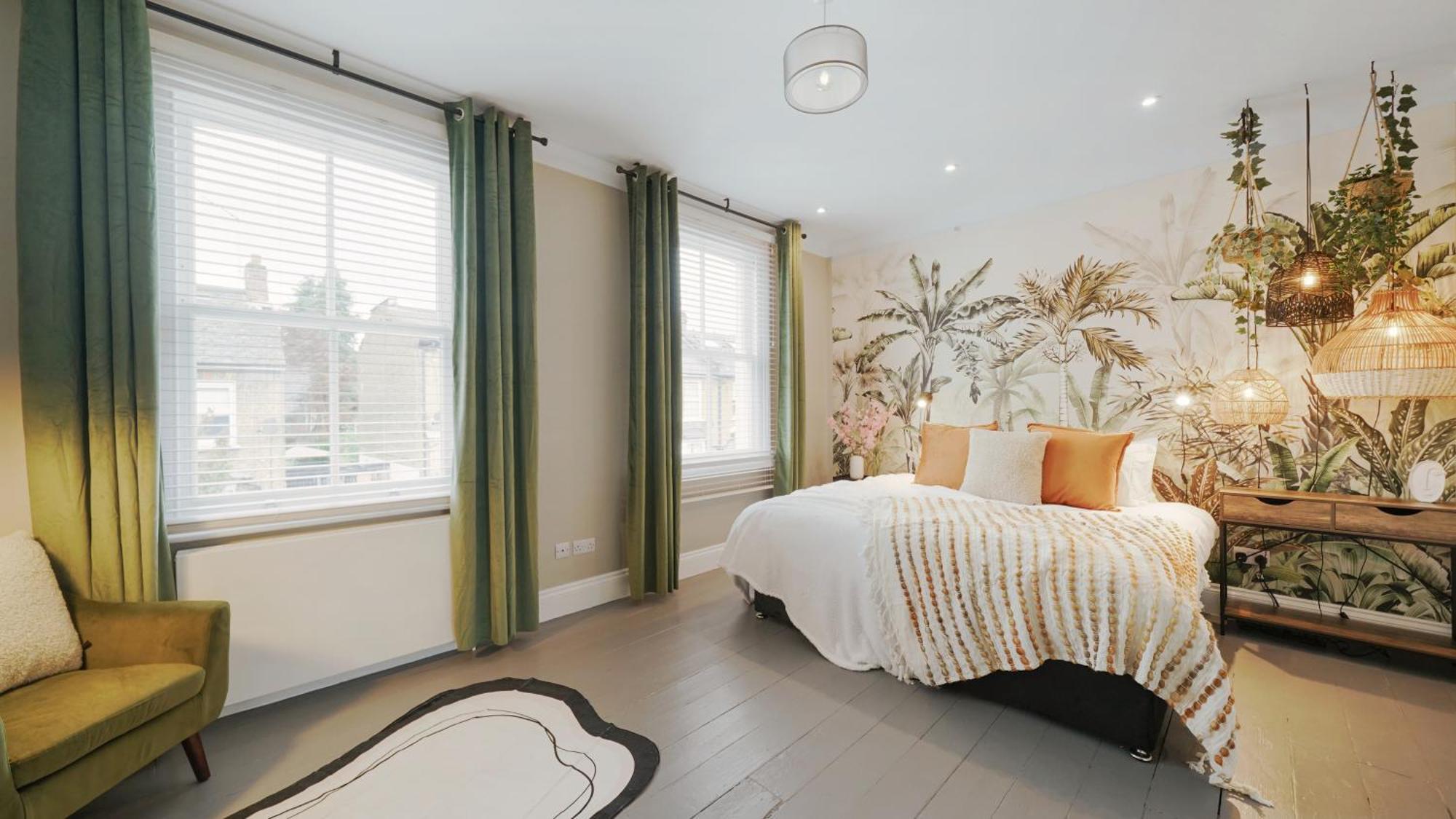 Acton - Hot Tub, Cinema & Gaming * London