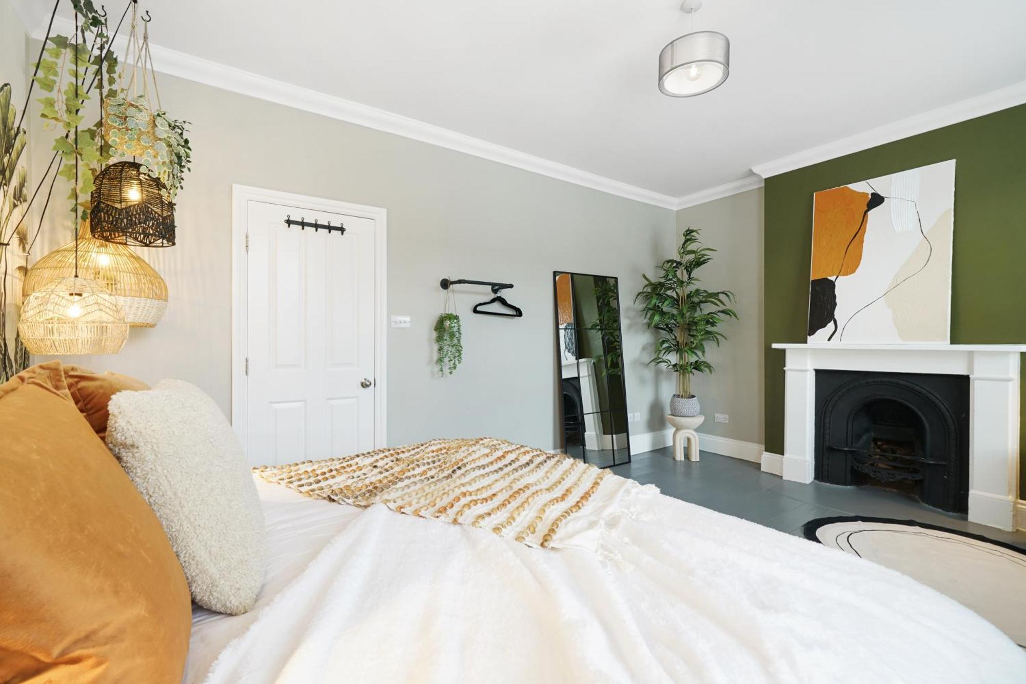 Acton - Hot Tub, Cinema & Gaming Villa London