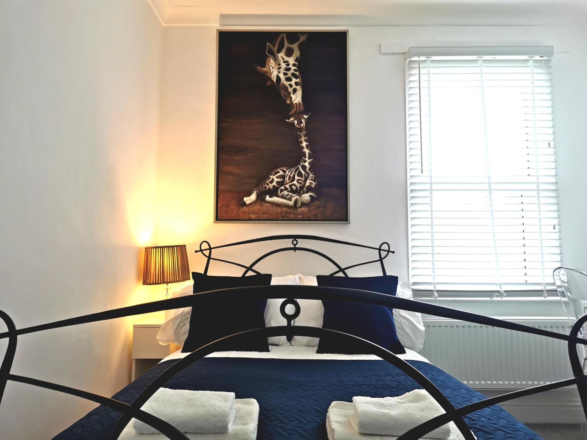 Retreat-2 Bedroom House Parking & Garden Holiday home London