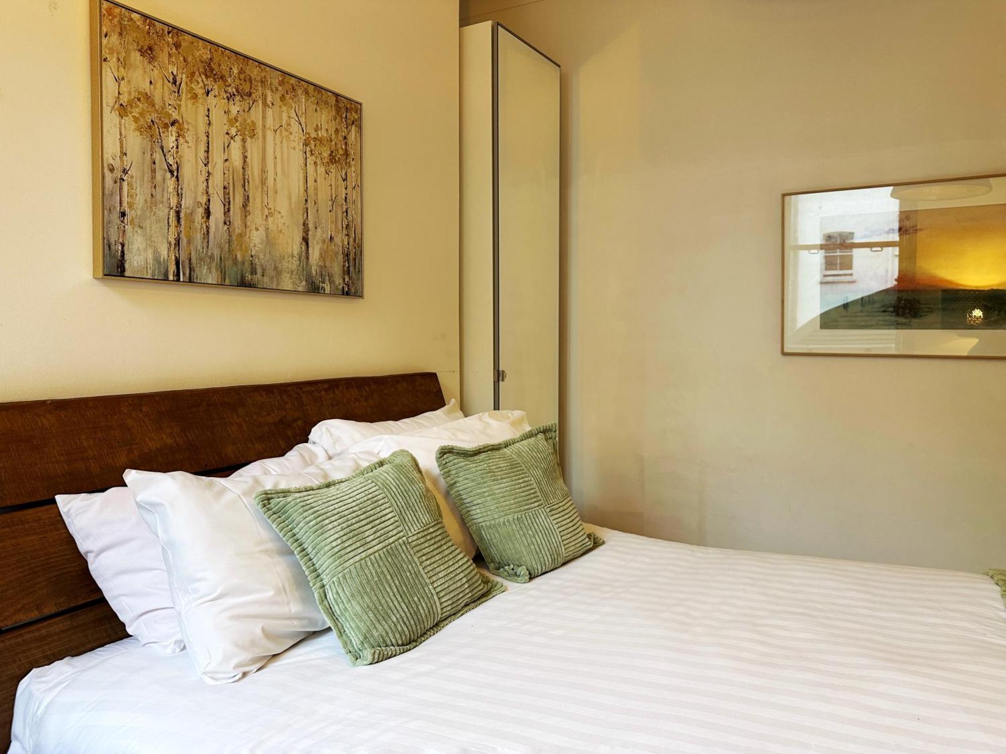 Theo's 2 Bedroom In Apartment