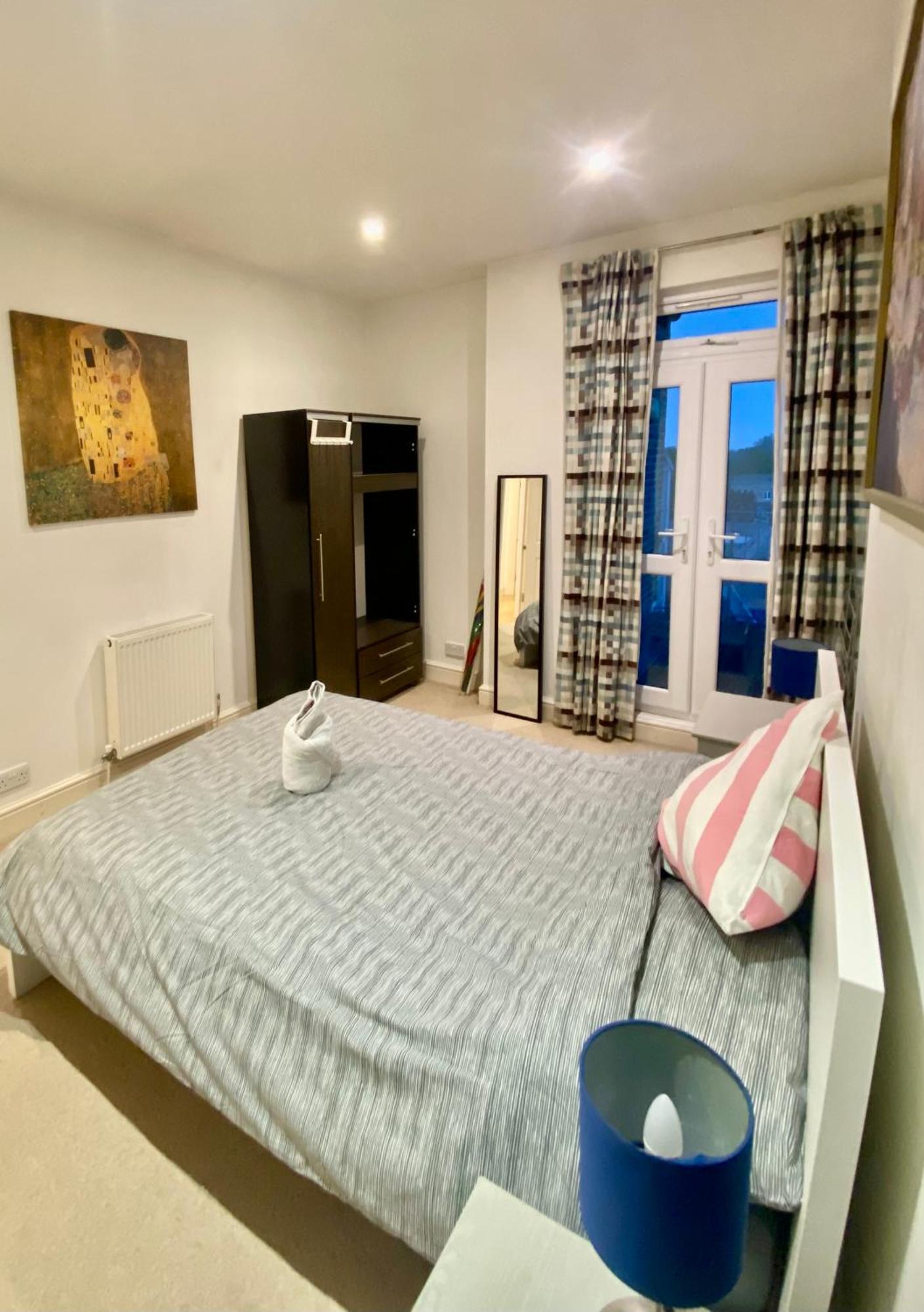 Bright, Modern Flat In Brixton London