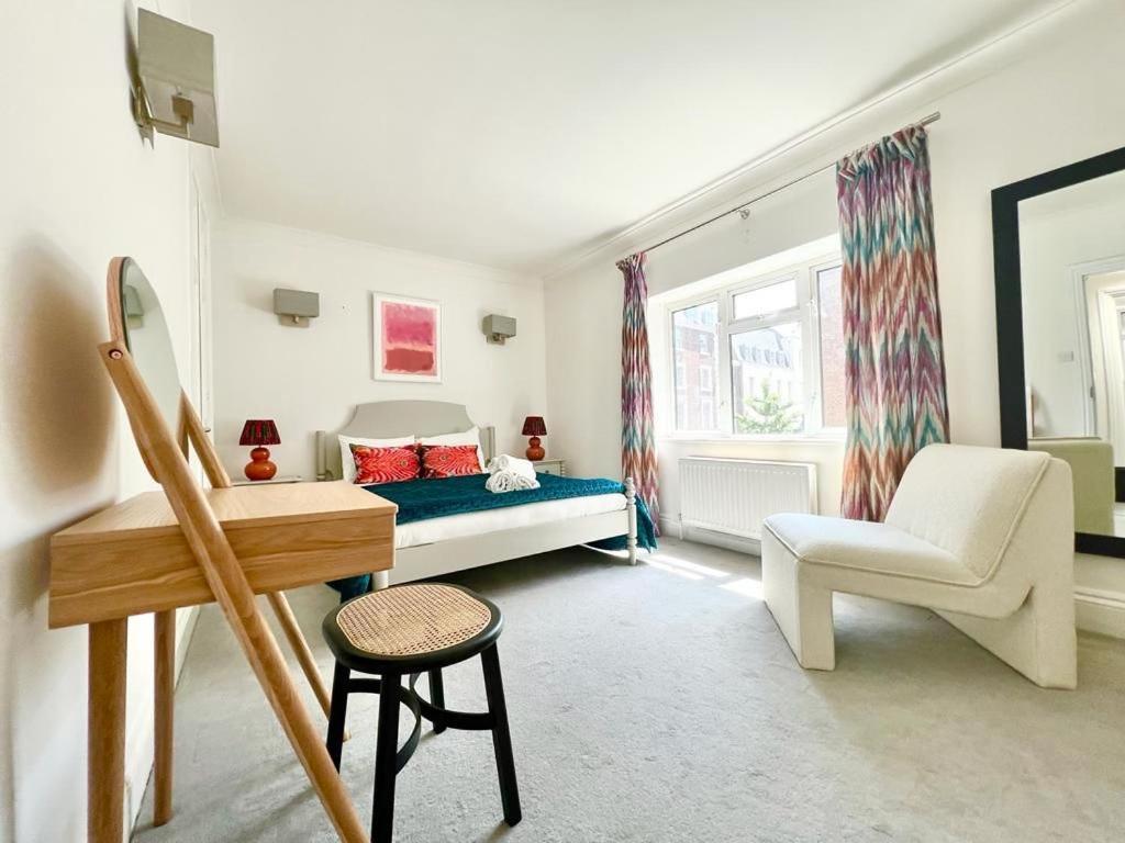 Split Level 2 Bed Apartment- Mayfair