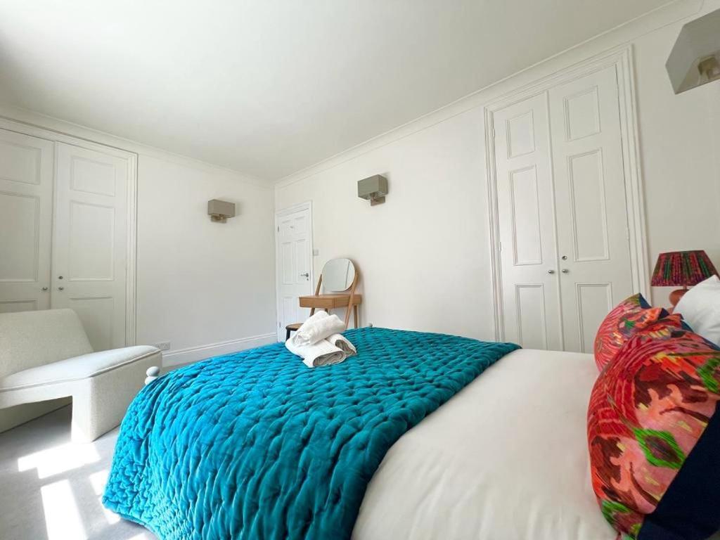 Split Level 2 Bed Apartment- Mayfair Apartment *