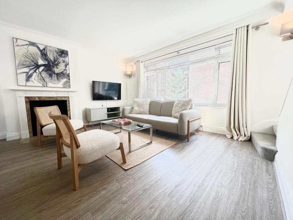 Split Level 2 Bed Apartment- Mayfair Apartment London