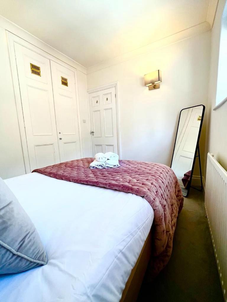 Split Level 2 Bed Apartment- Mayfair