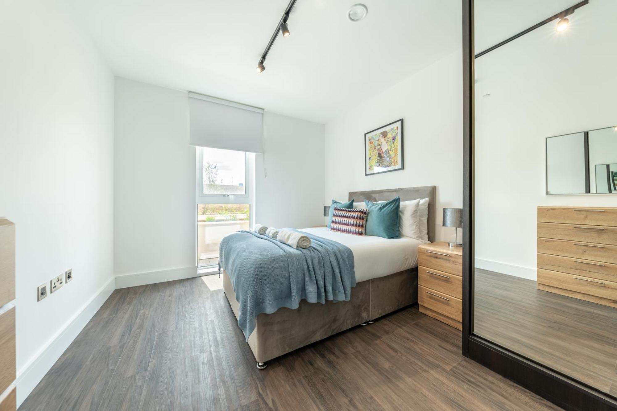 Mitre Klimt By Artsy Apartment