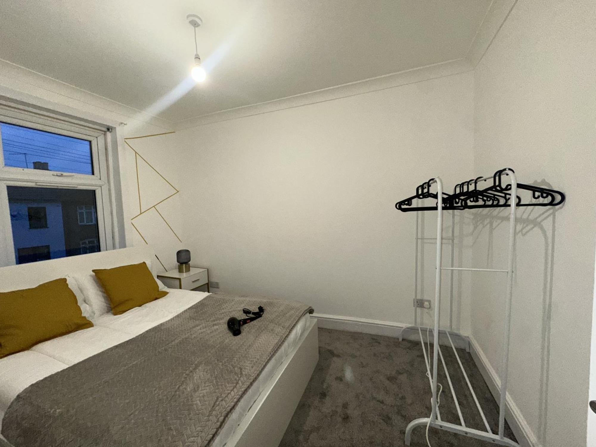Cozy 2 Bed In Ilford- Contractors & Groups Welcome Vakantiehuis Londen