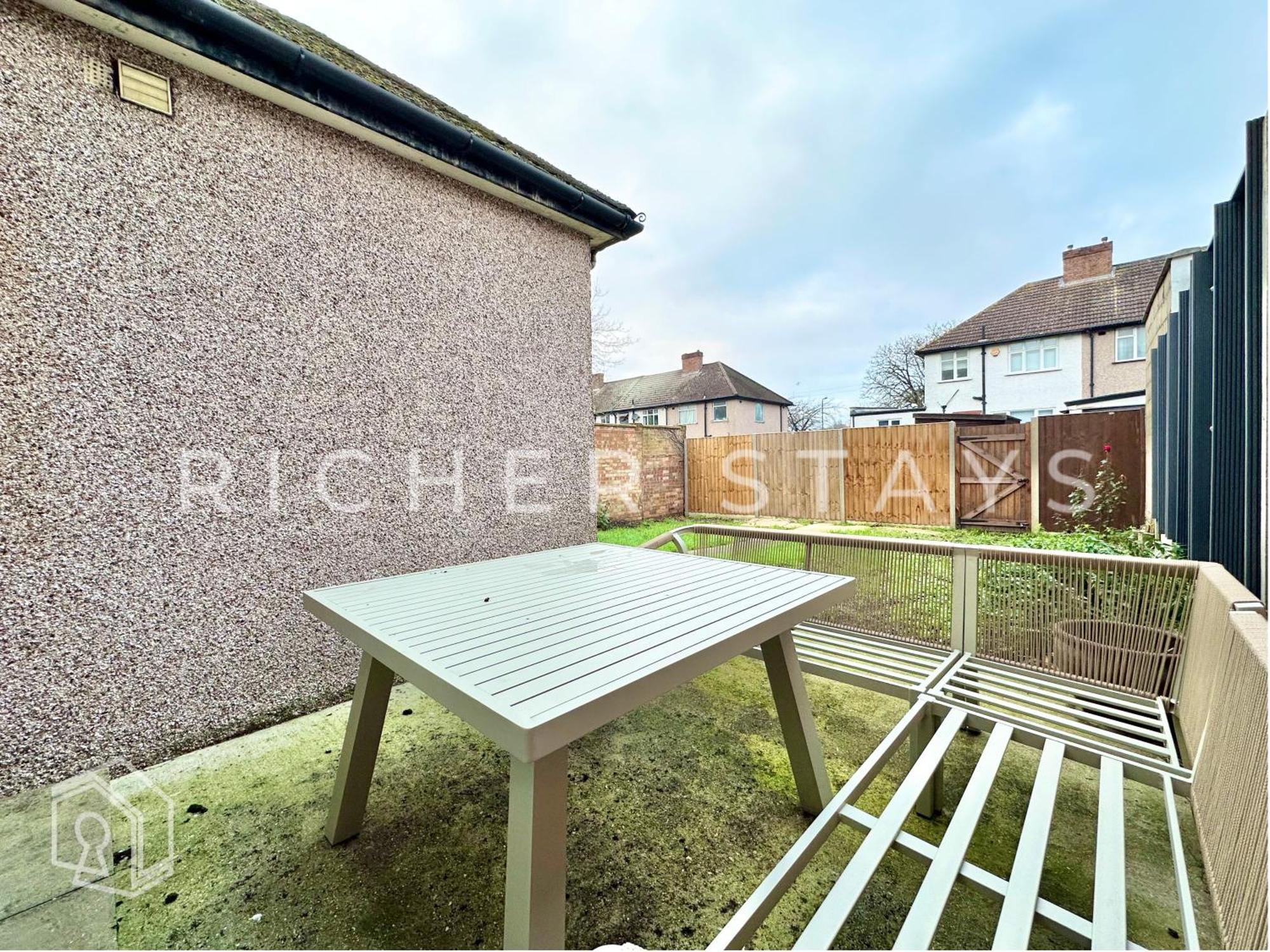 Wembley Large 4-bedroom House, Driveway And Garden Vakantiehuis Londen