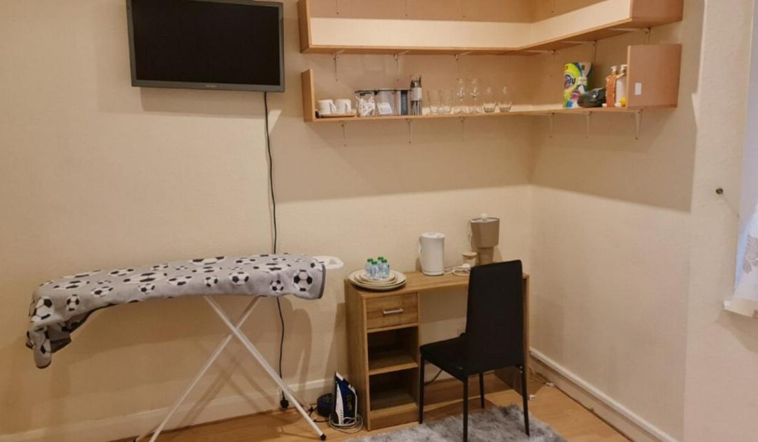 Cosy Bedroom Near Airport * London
