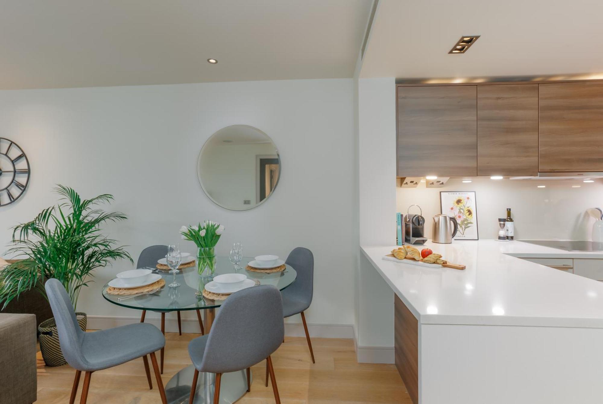 Starhost Residences - Spacious 1-bedroom With Balcony * London