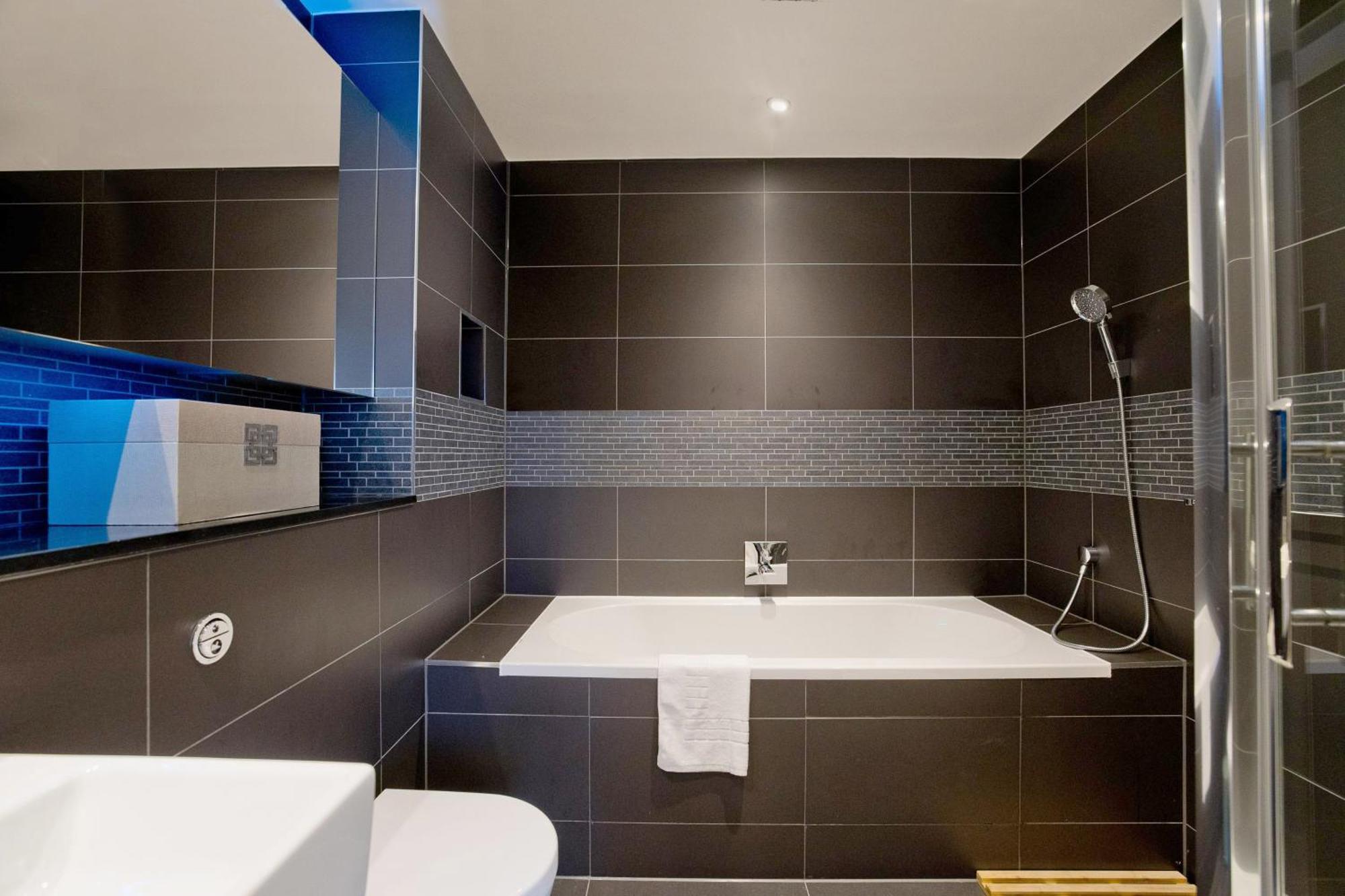 Luxury 360 Penthouse With Gym & Parking *
