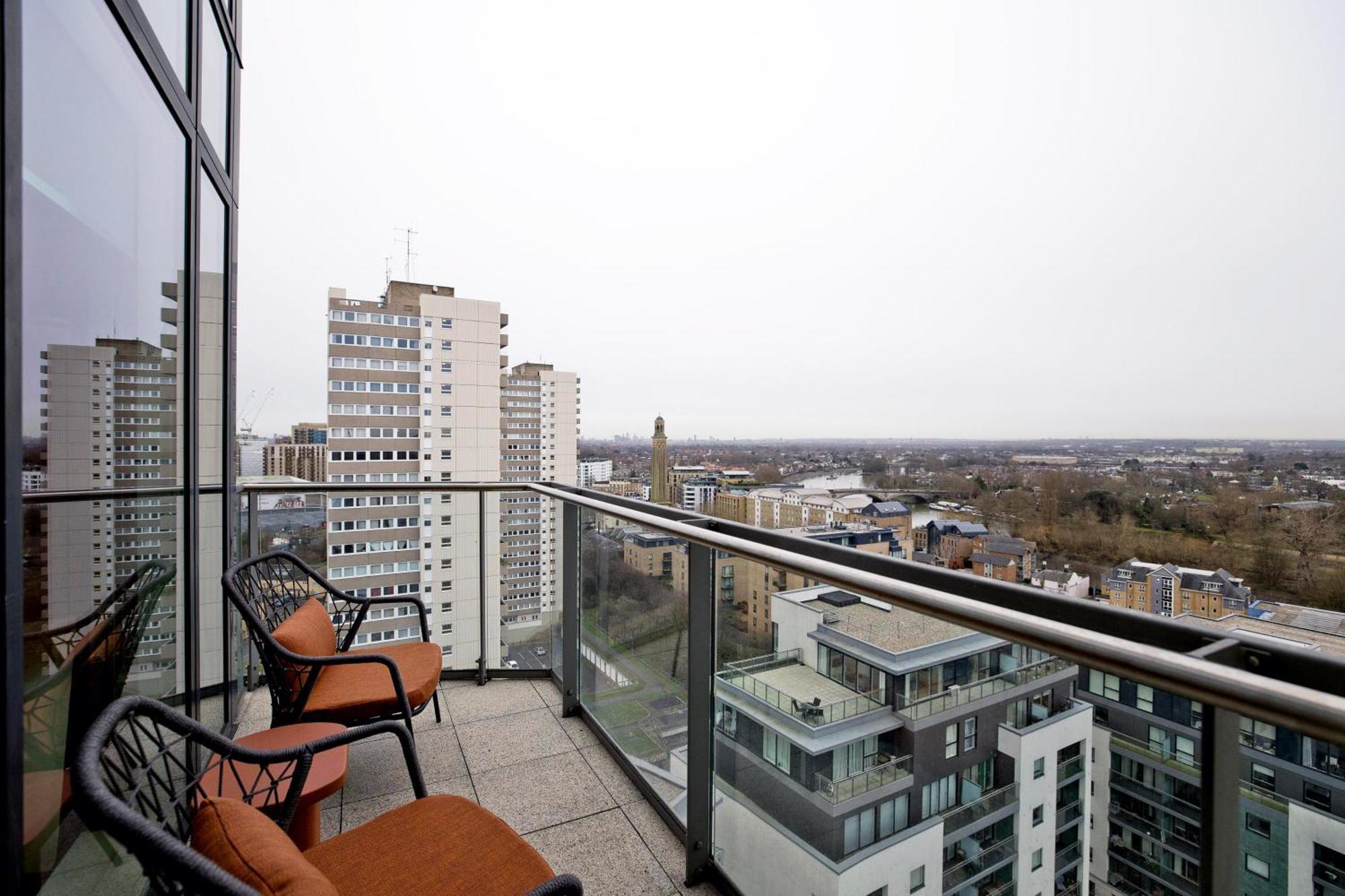 Luxury 360 Penthouse With Gym & Parking London