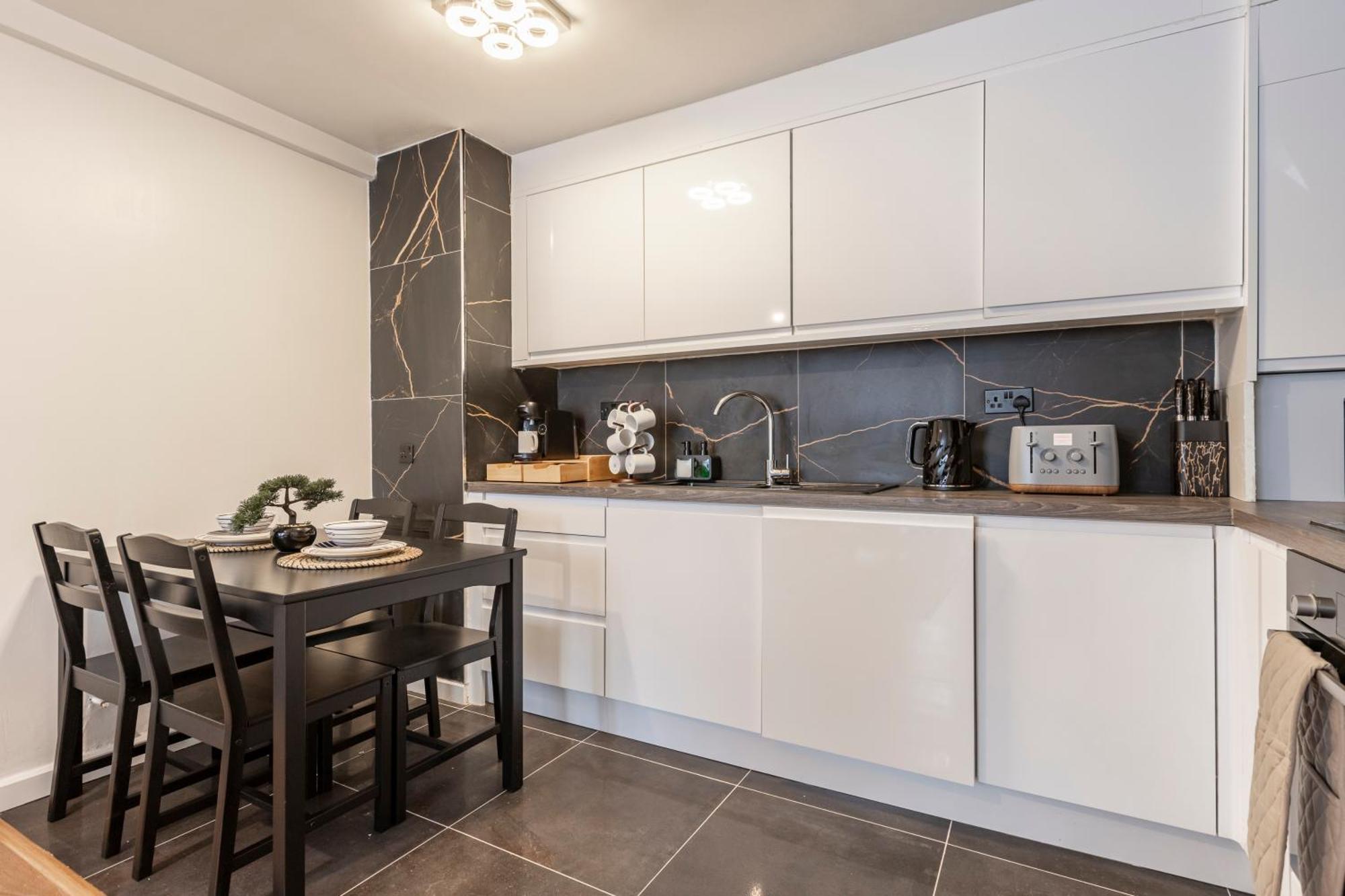 Shepherds Haven Luxury 4 Bed Flat With Self Check In * London