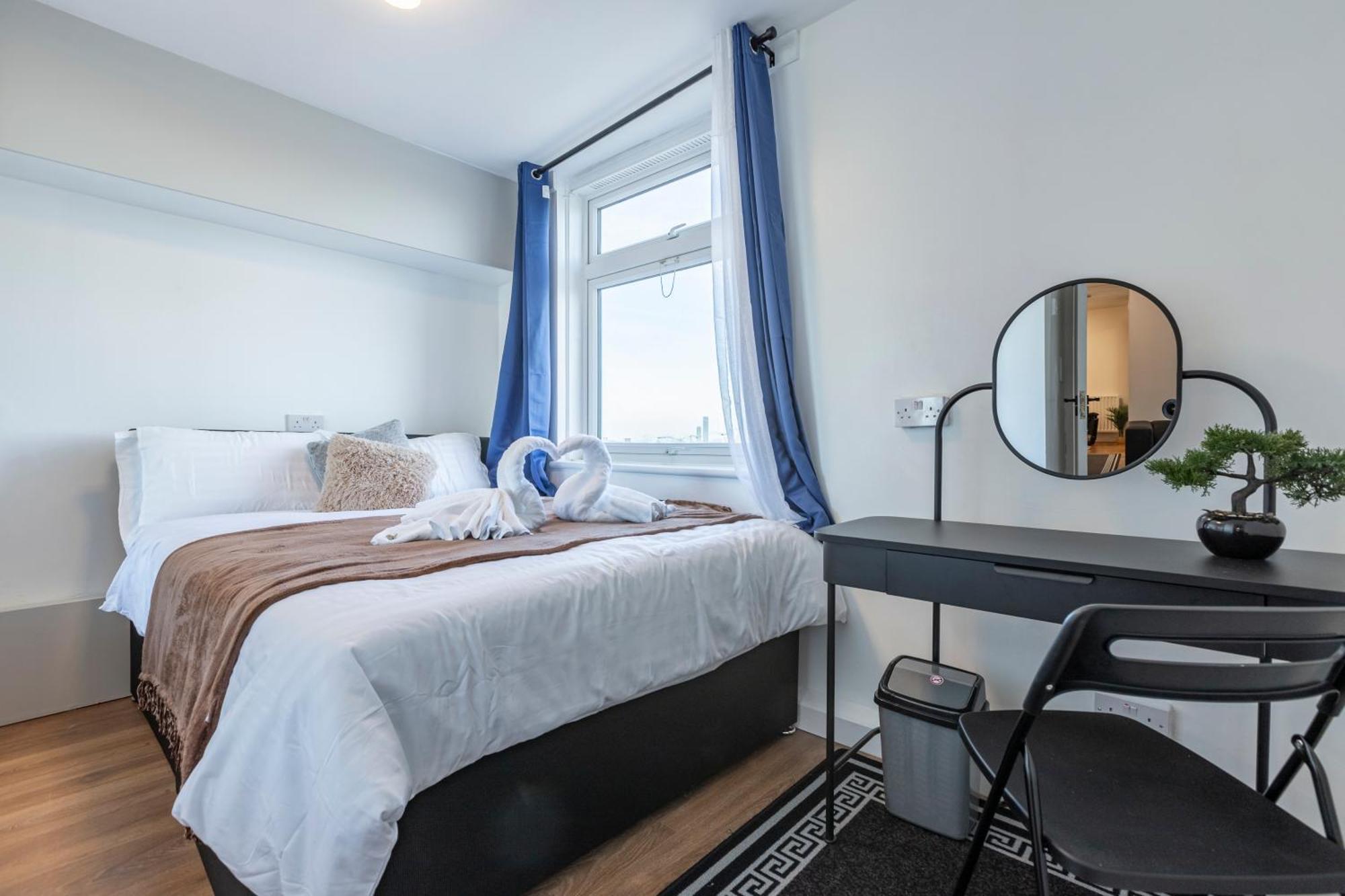 Shepherds Haven Luxury 4 Bed Flat With Self Check In London