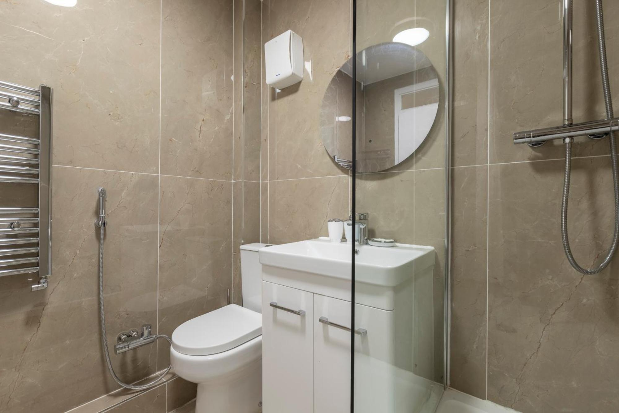 Apartment Shepherds Haven Luxury 4 Bed Flat With Self Check In London