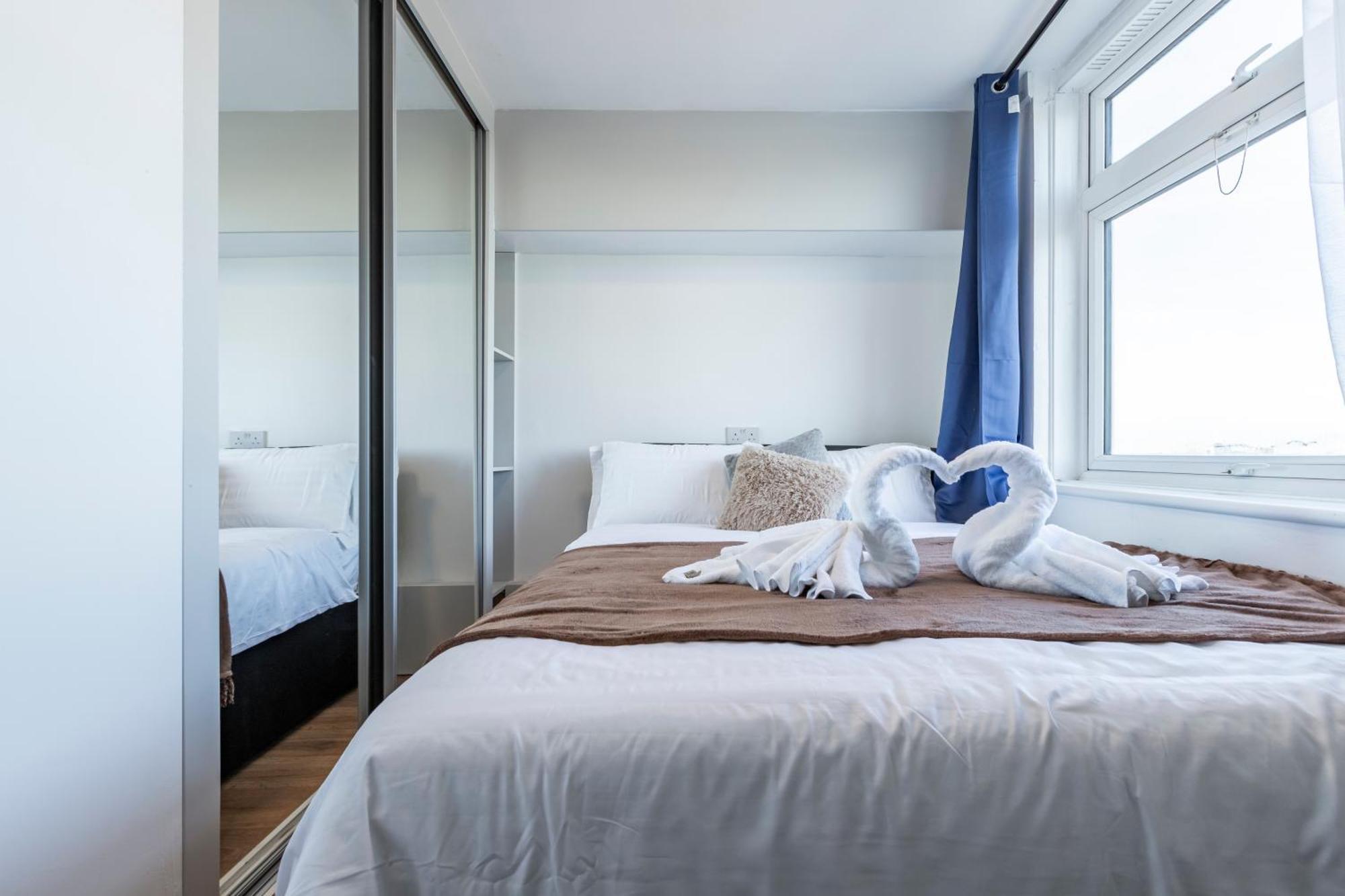 Shepherds Haven Luxury 4 Bed Flat With Self Check In * London