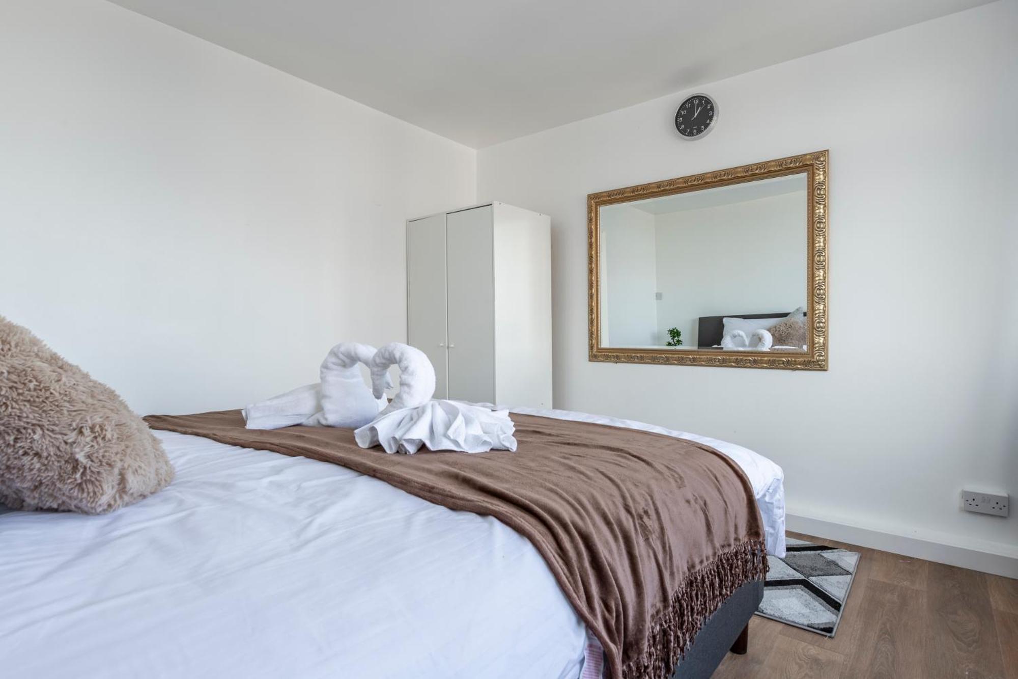 Shepherds Haven Luxury 4 Bed Flat With Self Check In Apartment *