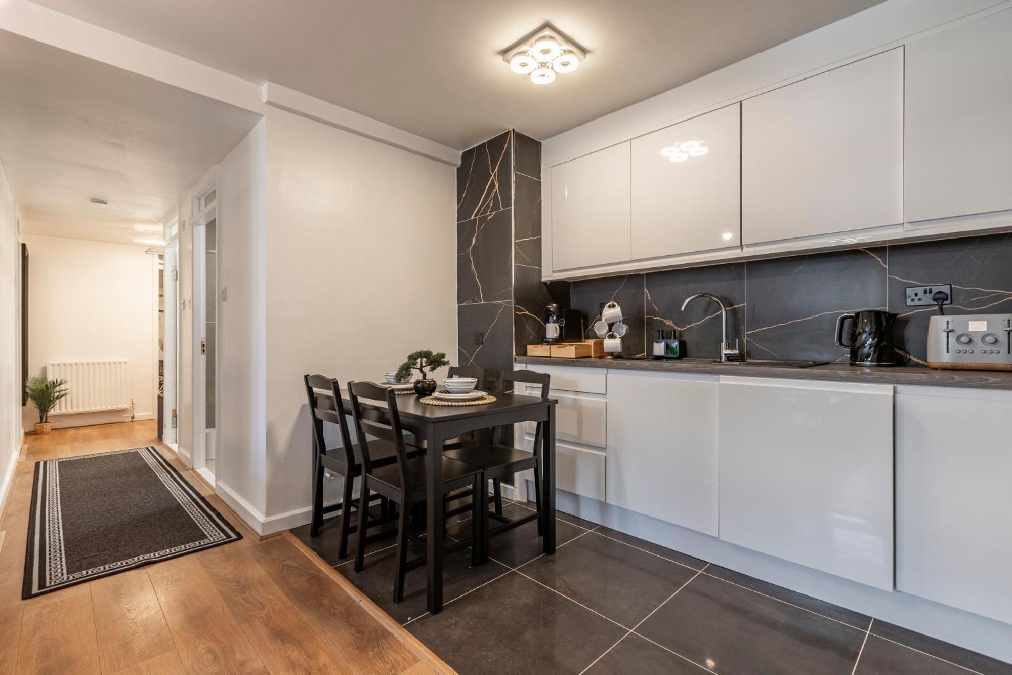 Shepherds Haven Luxury 4 Bed Flat With Self Check In Apartment London