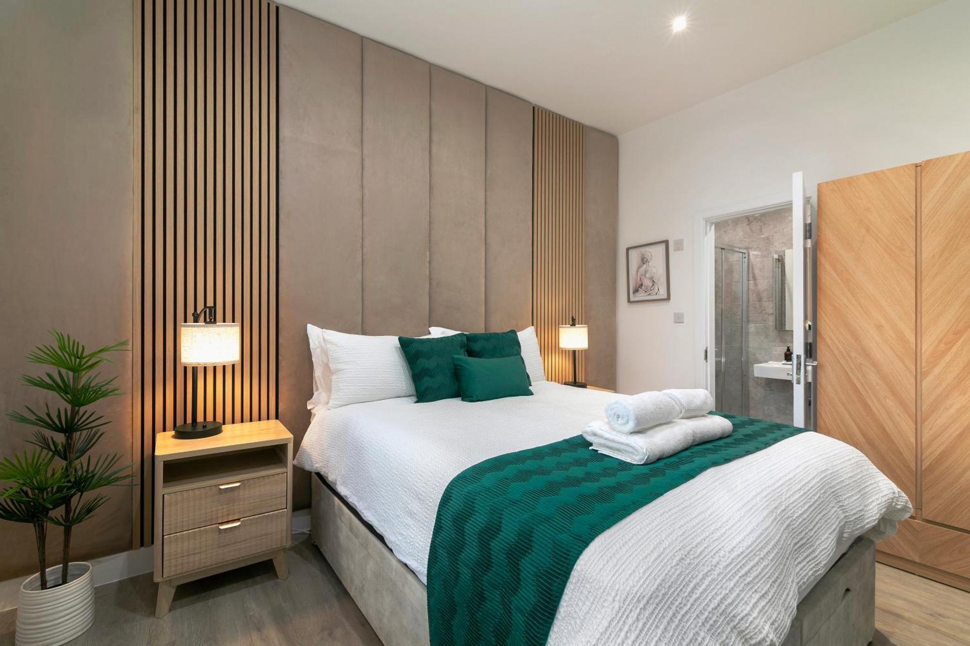 Apartment Stylish In Queens Park