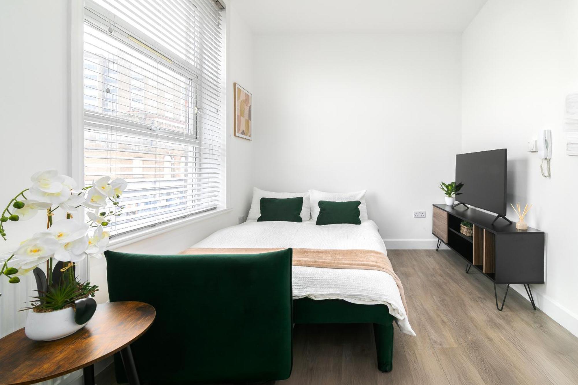 Stylish In Queens Park Apartment