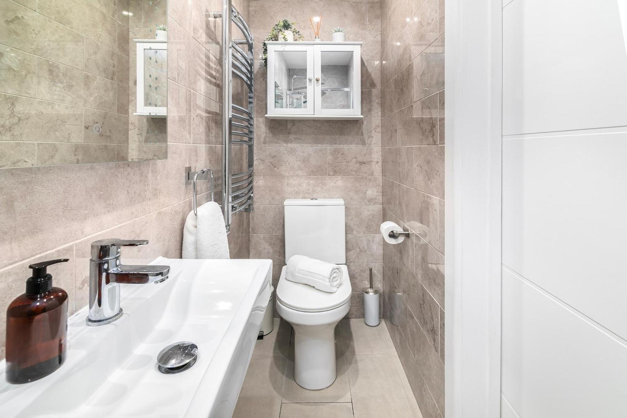 Stylish In Queens Park Apartment *