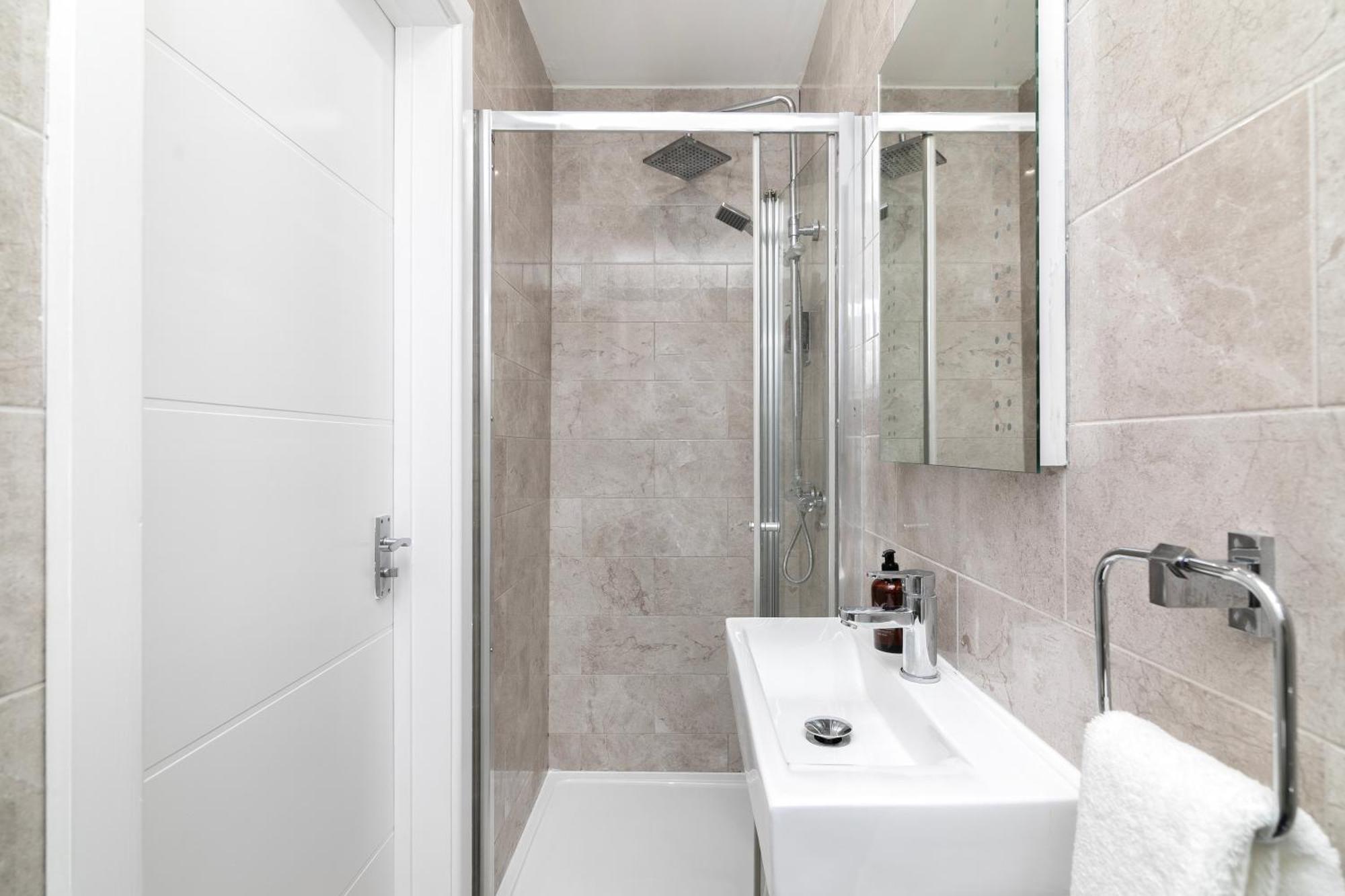 Stylish In Queens Park Apartment London