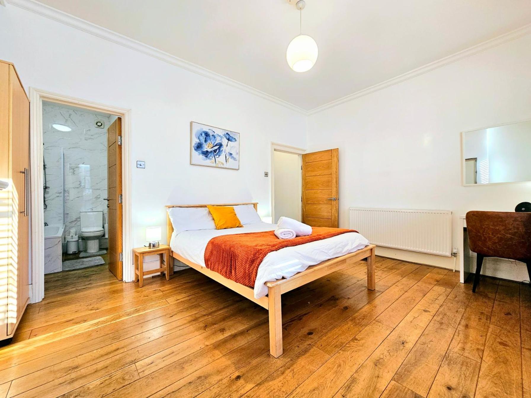 4 Bedroom, 3 Bathroom Private House In London, 3 Minutes Walk To Edgware Road Station Holiday home *