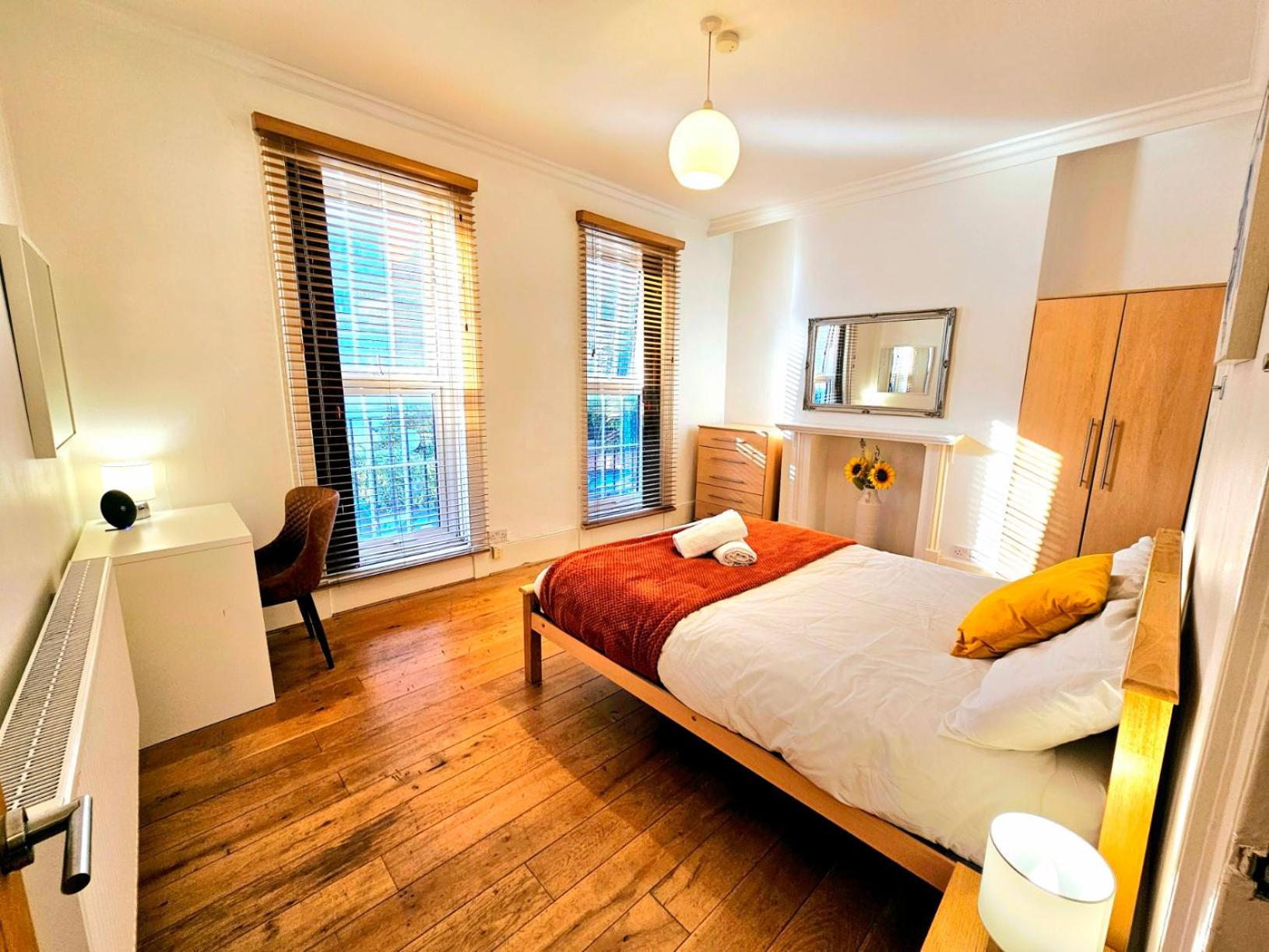 Holiday home 4 Bedroom, 3 Bathroom Private House In London, 3 Minutes Walk To Edgware Road Station *