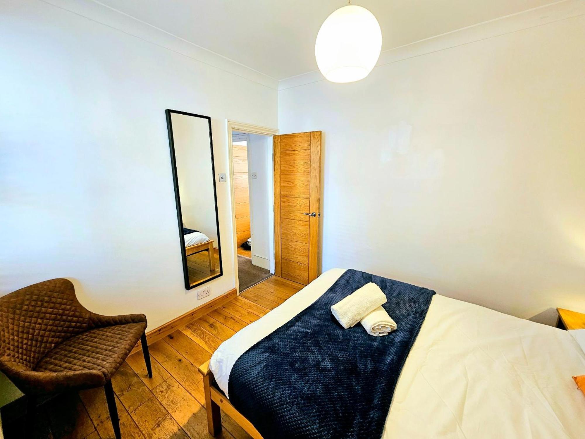 4 Bedroom, 3 Bathroom Private House In London, 3 Minutes Walk To Edgware Road Station Holiday home *