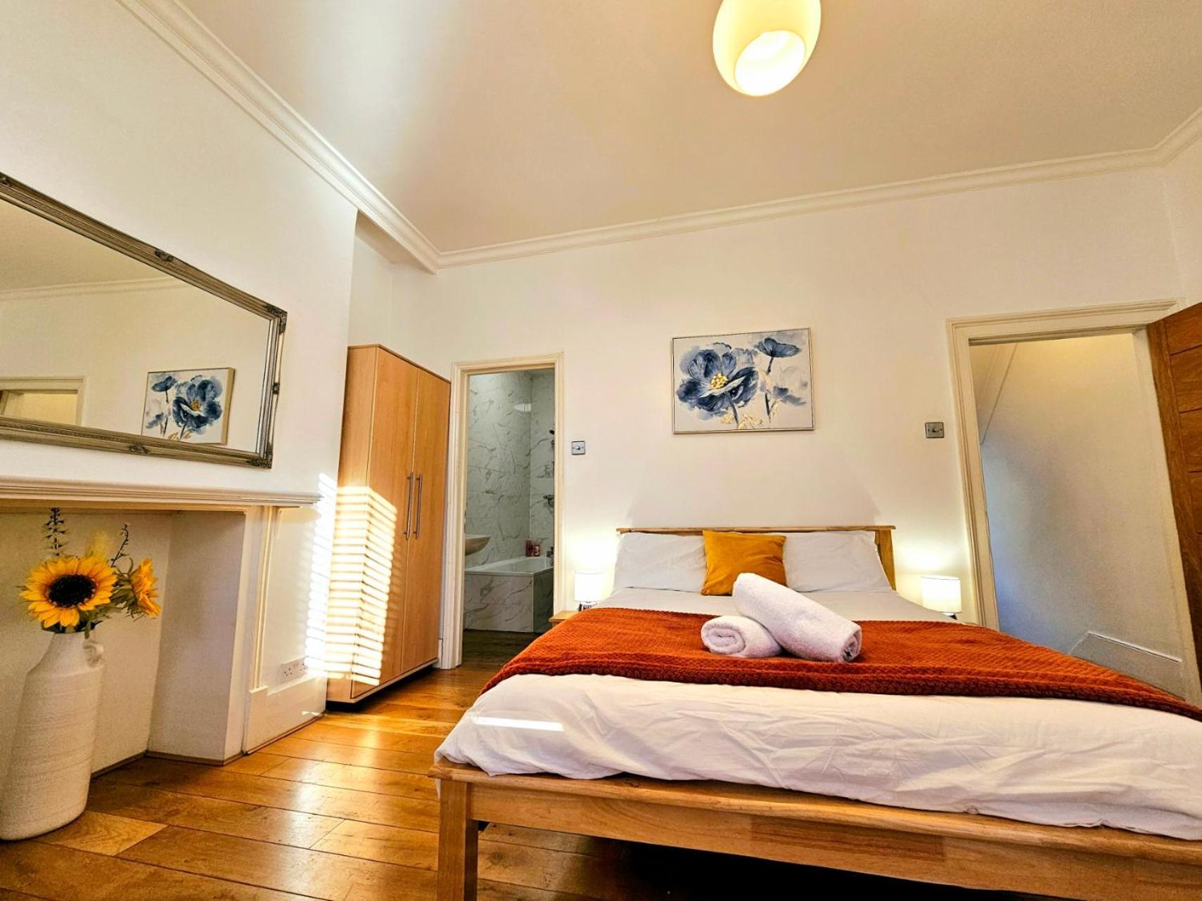 Holiday home 4 Bedroom, 3 Bathroom Private House In London, 3 Minutes Walk To Edgware Road Station