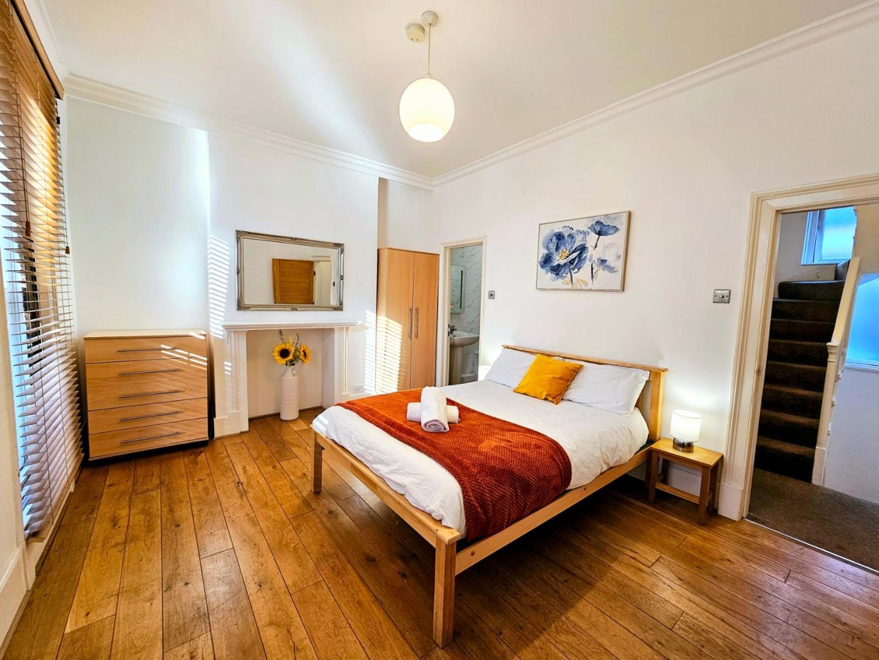 4 Bedroom, 3 Bathroom Private House In London, 3 Minutes Walk To Edgware Road Station Holiday home *