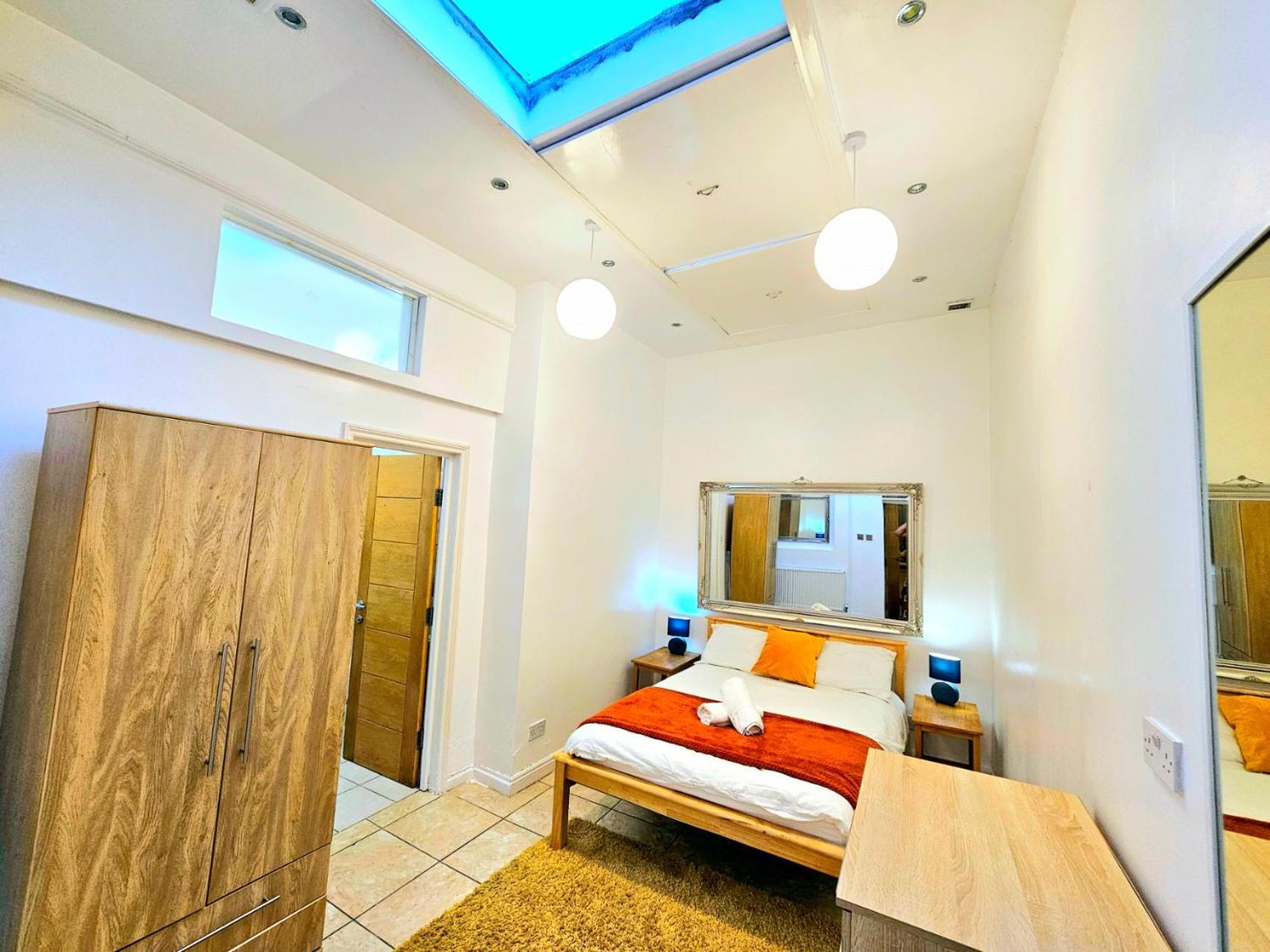 4 Bedroom, 3 Bathroom Private House In London, 3 Minutes Walk To Edgware Road Station Holiday home London