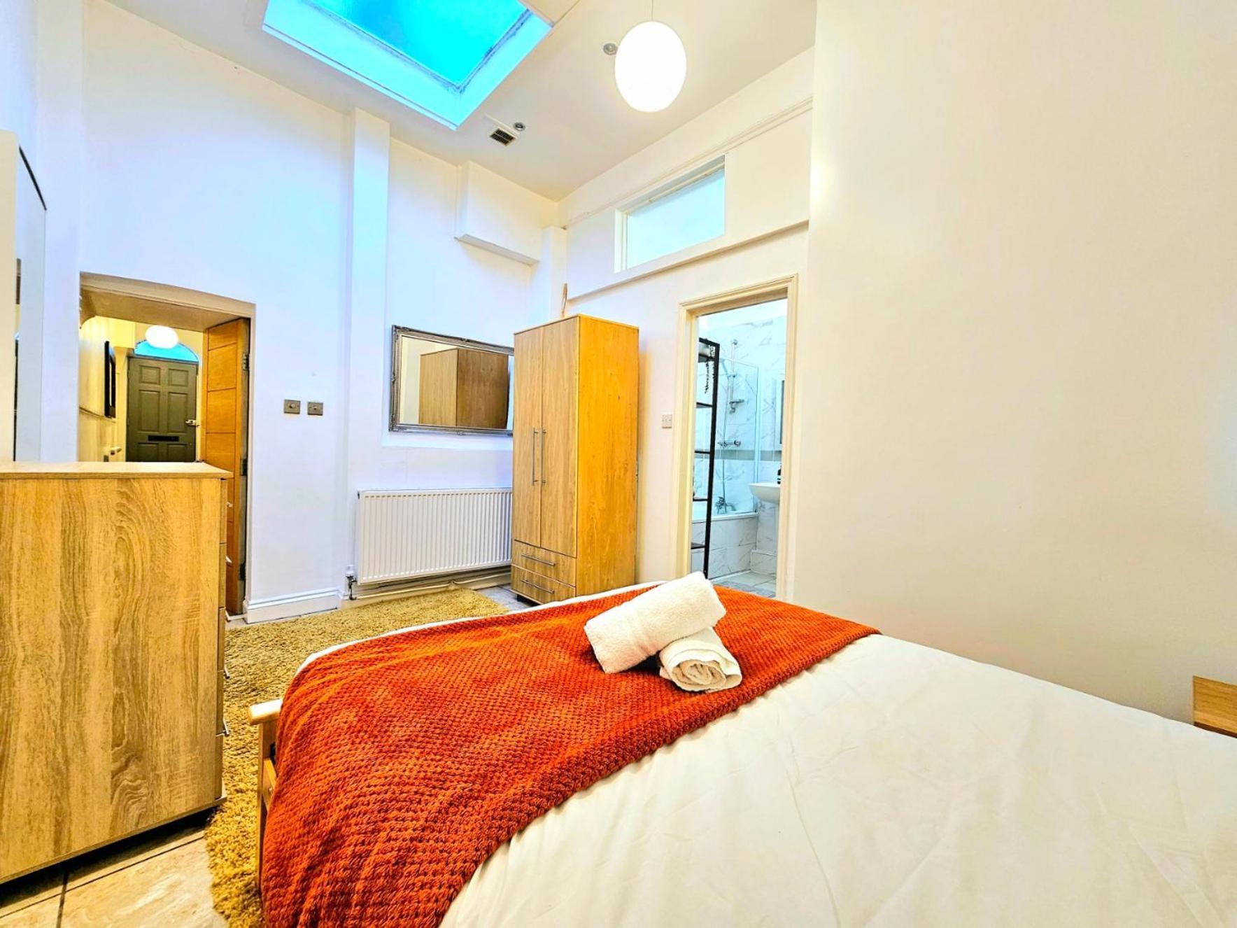 Holiday home 4 Bedroom, 3 Bathroom Private House In London, 3 Minutes Walk To Edgware Road Station *