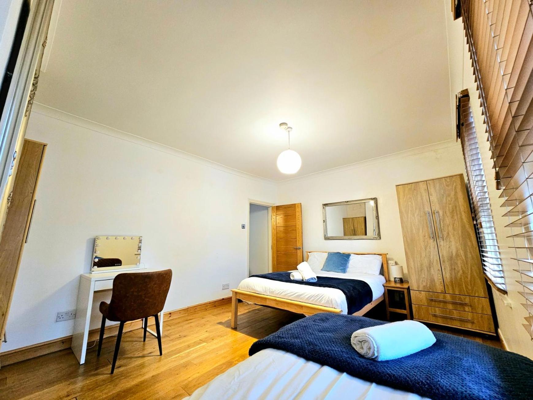 4 Bedroom, 3 Bathroom Private House In London, 3 Minutes Walk To Edgware Road Station Holiday home London