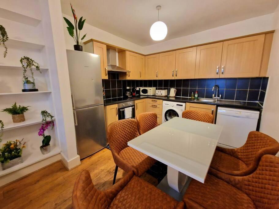 4 Bedroom, 3 Bathroom Private House In London, 3 Minutes Walk To Edgware Road Station London