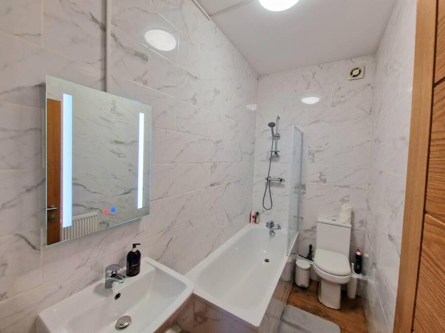4 Bedroom, 3 Bathroom Private House In London, 3 Minutes Walk To Edgware Road Station Holiday home London