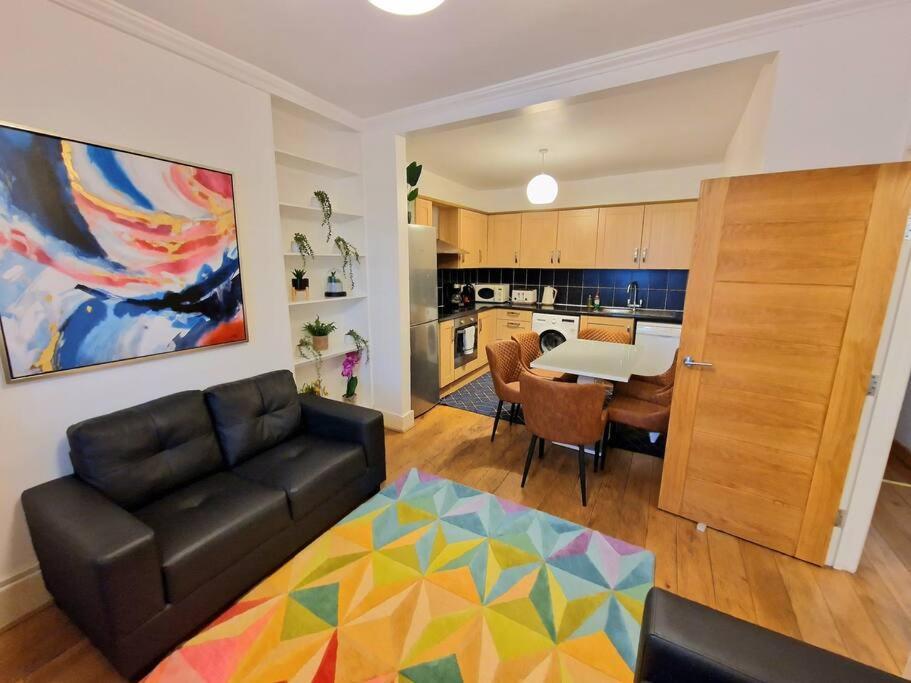 4 Bedroom, 3 Bathroom Private House In London, 3 Minutes Walk To Edgware Road Station Holiday home
