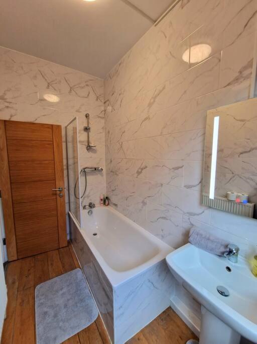 4 Bedroom, 3 Bathroom Private House In London, 3 Minutes Walk To Edgware Road Station Holiday home *