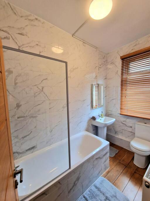 Holiday home 4 Bedroom, 3 Bathroom Private House In London, 3 Minutes Walk To Edgware Road Station