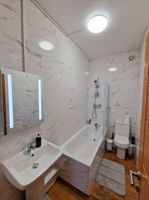 4 Bedroom, 3 Bathroom Private House In London, 3 Minutes Walk To Edgware Road Station