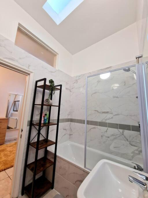 Holiday home 4 Bedroom, 3 Bathroom Private House In London, 3 Minutes Walk To Edgware Road Station
