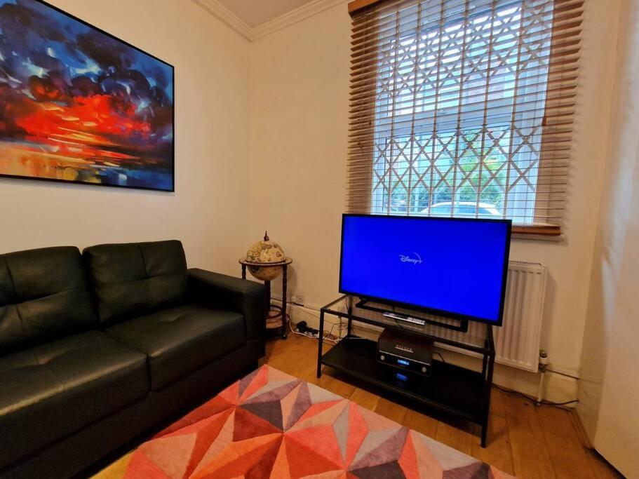 4 Bedroom, 3 Bathroom Private House In London, 3 Minutes Walk To Edgware Road Station Holiday home London