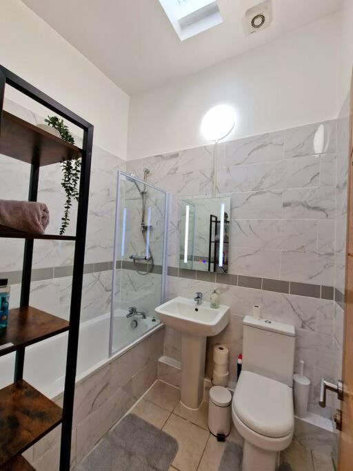 4 Bedroom, 3 Bathroom Private House In London, 3 Minutes Walk To Edgware Road Station