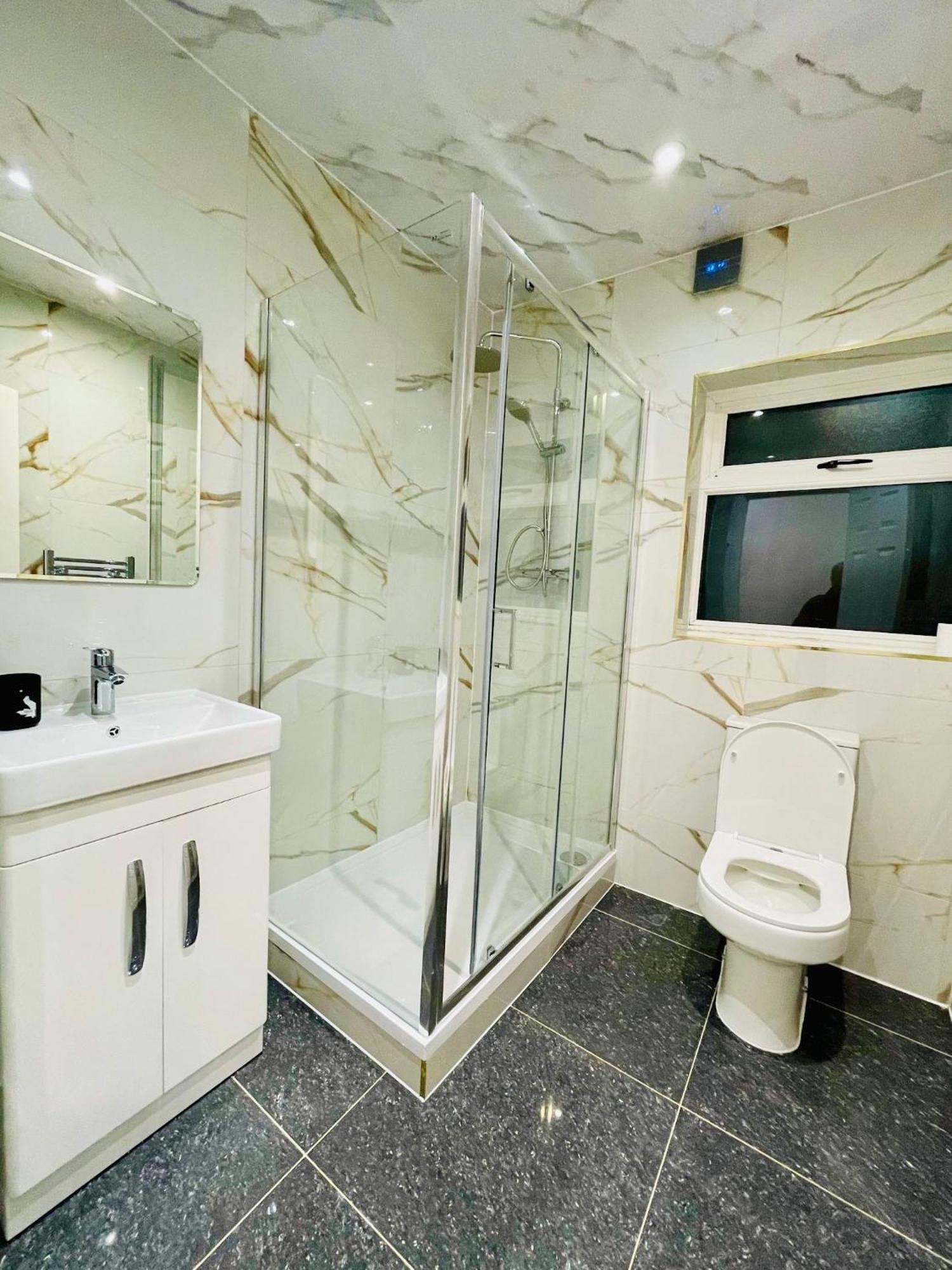 Vakantiehuis Luxury 2 Bed House With Parking, 5 Min Walk To Station & Ldo *