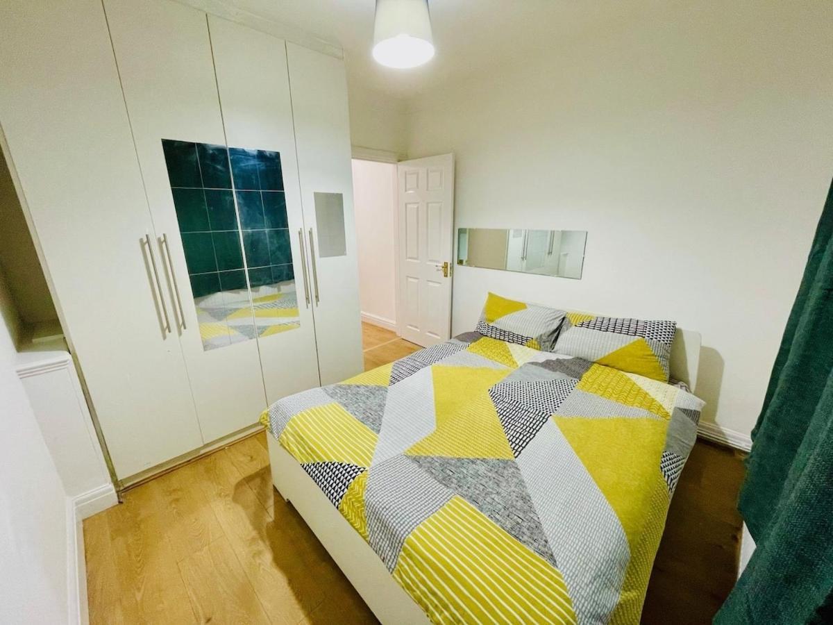 Luxury 2 Bed House With Parking, 5 Min Walk To Station & Ldo * Londen