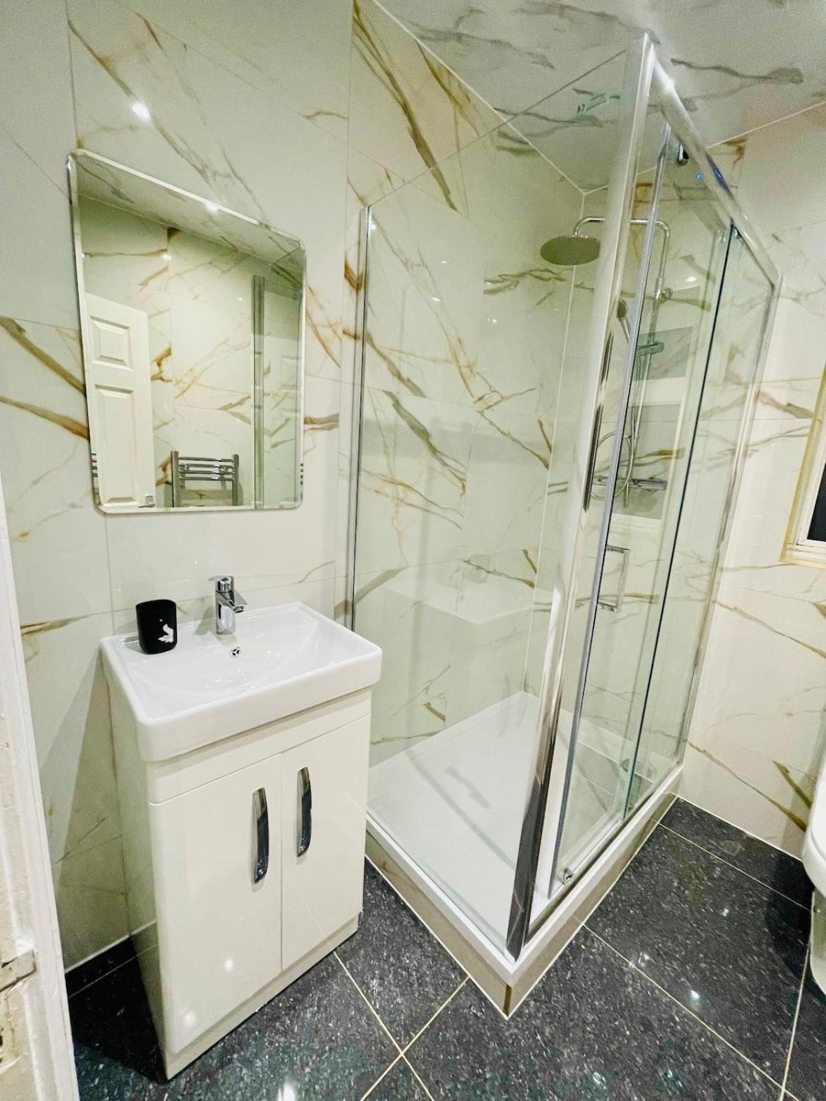 Luxury 2 Bed House With Parking, 5 Min Walk To Station & Ldo Vakantiehuis *
