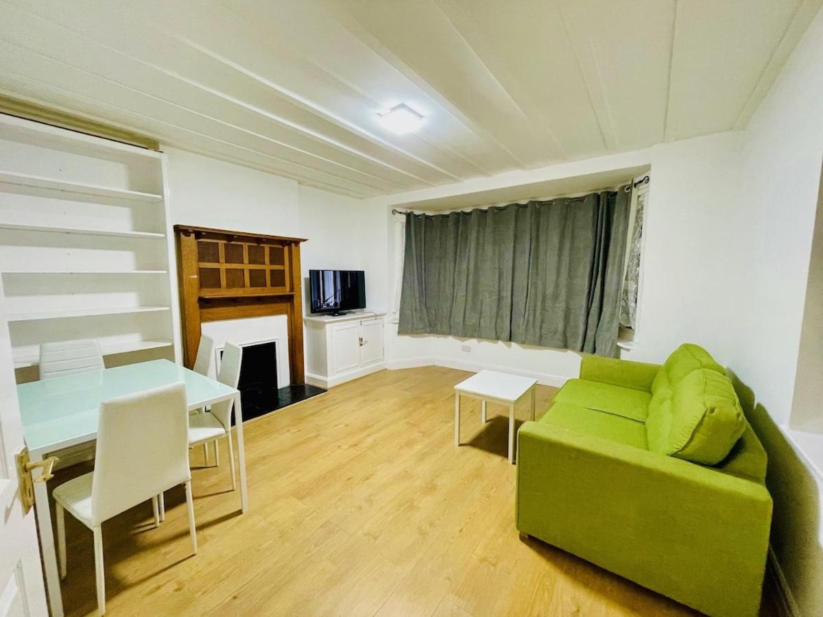 Luxury 2 Bed House With Parking, 5 Min Walk To Station & Ldo * Londen