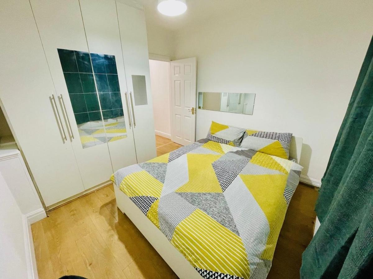 Luxury 2 Bed House With Parking, 5 Min Walk To Station & Ldo Vakantiehuis *
