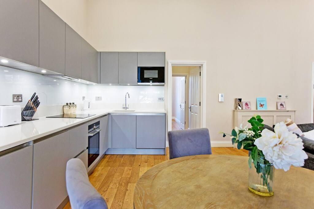 1 Bed Kensington Cromwell Flat With Balcony Number 4 Apartment London